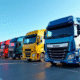Plusieurs camions modernes de 19 tonnes dans un parking industriel propre