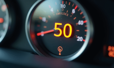 Gros plan sur un compteur de voiture indiquant 50 miles