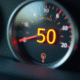 Gros plan sur un compteur de voiture indiquant 50 miles