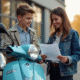 Jeune garçon et instructrice avec scooter et documents