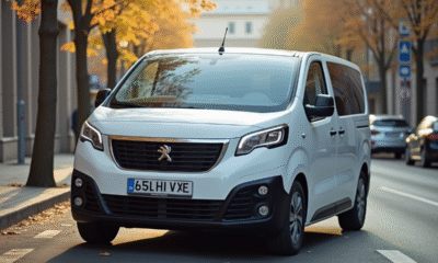 Voiture Peugeot Expert blanche en ville le matin