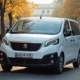 Voiture Peugeot Expert blanche en ville le matin